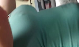 دوست دختر و جنیفر پس از خرید سرگرم کننده بود