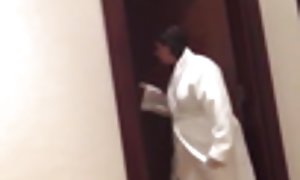سه نفر از دوستان روسی در یک پیک نیک با سیاه پوست به قاب برای خود عضو بزرگ سوراخ خود رفت
