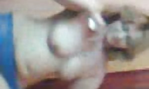 دختر آسیایی به آرامی دیک مرد و شروع به طور فعال در آن پرش.