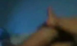 دختر جوان پرشهای کردن دیک و تخم مرغ مرد در حالی که ساخت یک عیار در طبیعت