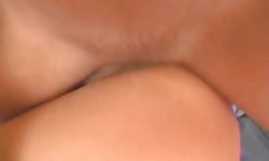 ادبیات عاشقانه از یک دختر سکسی. کلوزآپ سینه ها ، شاش و مقعد.