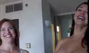 زن و شوهر دعوت یک پاس ارزان ، که در یک نقطه و او چوچوله