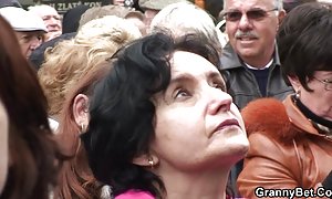 دختر یک فاحشه بسیار جوان است