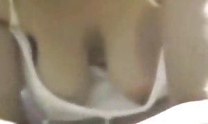 این مرد فیلم برداری از یک ویدئو کلوزآپ از او ' تراشیده قلع با پر سر و صدا در چوچوله