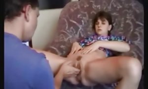 شوهر در همسر ورزش ها خود را, هیجان زده شده توسط نزد باسن خود را با یک نوار قهوهای مایل به زرد از صندل سبک باریک