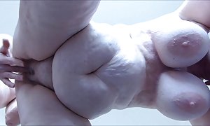 همسر و یک دوست به شوهرش آمد به تماشای تلویزیون ، اما در طول مشاهده شروع به جلق زدن آلت تناسلی خود را و ارائه شده به یک سه نفری