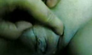 یک دختر به پایان رسید در حمام, با استفاده از وسیله ارتعاش و نوسان, اسباب بازی های جنسی خودش را در یک کلاه