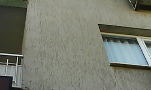 زن و شوهر روسی بوسه بر روی لب ها طفل شیرخوار ، در تنها موقعیت از سوار
