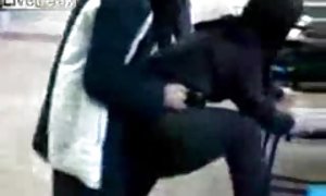 پلیس در یک ماشین سرویس قرار دادن یک شلخته نیجریه و سرخ شده در مقعد