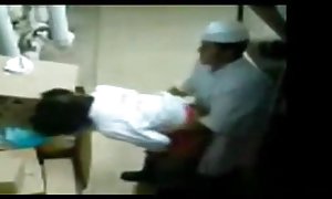 بانک فدرال یک شلخته با سنجاب خود را ، او را مجبور به زانو زدن و التماس برای رحمت