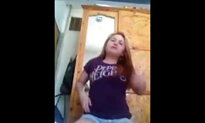 شلخته شیرین بازی می کند با یک انگشت