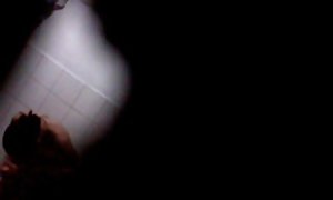 مرد ضرب و شتم یک زن چاق بالغ در شطرنج ، و پس از آن زیر کلیک سخت روی تخت