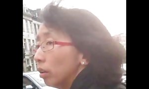 پس از به سرعت لعنتی شلخته جوان ، ژاپنی اسپرم بر روی صورت خود