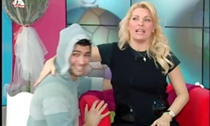 نگران زن و شوهر در ساحل, با وجود اطراف