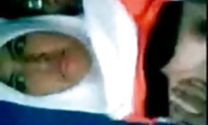 خود را در صندلی عقب