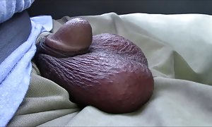 مرد بدن خود را در نقطه یک غریبه با کوتاه کردن مو در پارک قرار داده است.