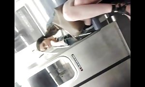 دختر تازه هوشمندانه کار می کند نان جوان