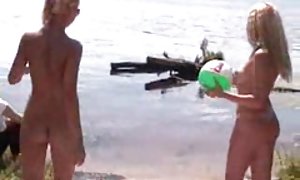 ویکتوریا لاوسون подрочила парню ногами